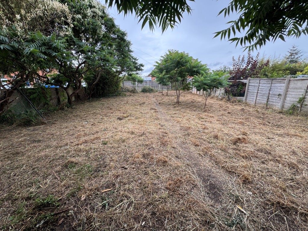 Lot: 16 - FIVE-BEDROOM HOUSE FOR TOTAL REFURBISHMENT WITH POTENTIAL PLOT - Rear garden